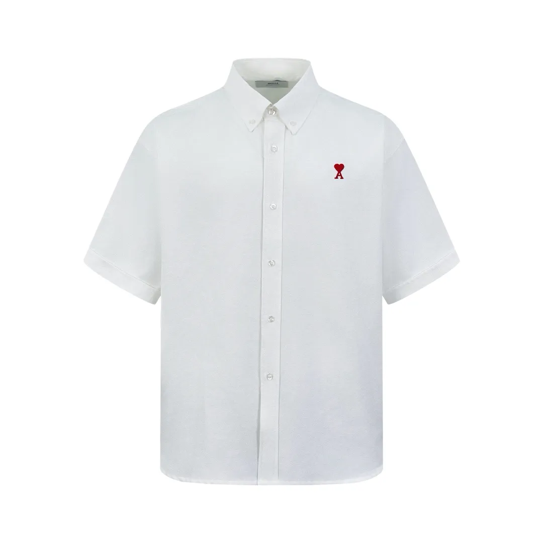 Ami Paris love embroidered short-sleeved shirt (White) was originally purchased for 2,500 and developed. The fabric is made of custom-made luxury Oxford cloth. It has excellent texture and is comfortable and close to the skin. It is pure white and interprets the ultimate elegance. A bright red love heart jumps out on the chest and is embellished like a work of art. It is casual yet exquisite. It is the ultimate simplification of color and conveys the love and persistence of life. The minimalist shape contains the soul of fashion and adopts imported machine embroidery technology. Using advanced computer control systems and precision mechanical components, Ami's love embroidery work is realized with high precision. The lines are smooth and delicate, and the fabrics have been washed. It has a better hand feel and texture, is not easy to deform, is not easy to shrink, is not easy to fade, and maintains long-term beauty. Size:S-M-L-XL